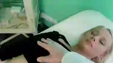 Красивую блондинку доктор развел на секс и кончил на большие сиськи