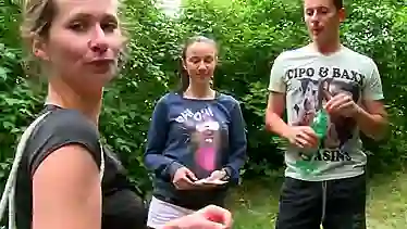 Телочки поменялись парнями и трахнулись на свежем воздухе