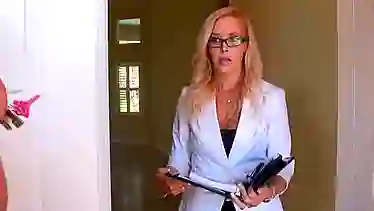 Чувак познакомился с заводной врачихой и трахнул телочку на хате
