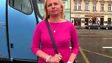 Снял на автовокзале зрелую блондинку и трахнул в развалинах