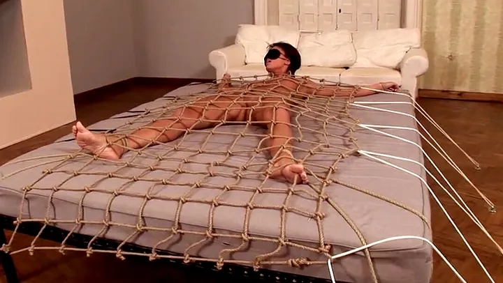 Порно видео связанная на кровати