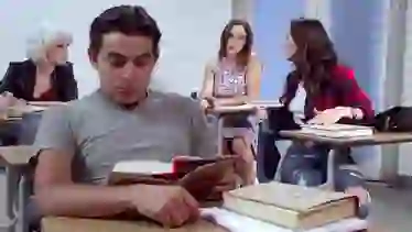 Студентка ради зачета сосала хуй и еблась с преподом на парте
