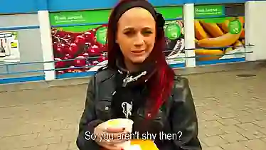 Девушка сосала хуй на улице и предложила ебаться в подъезде