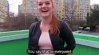 Рыжая блядь в кожаной куртке ебется и сосет балду пикапера