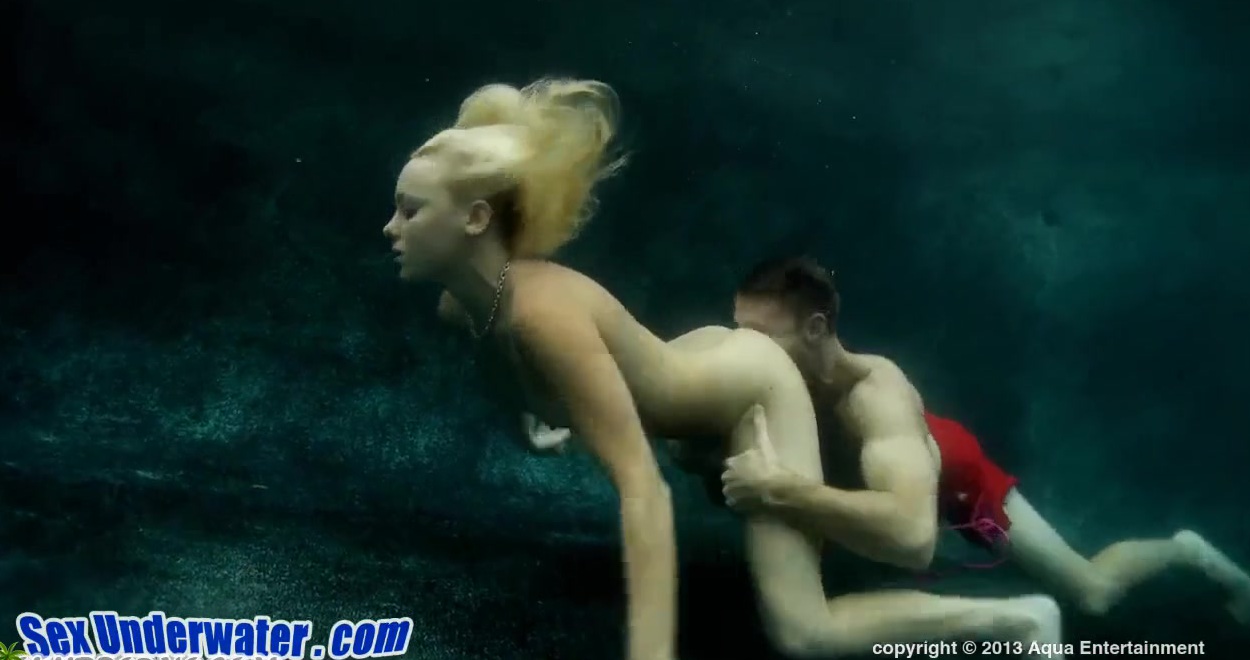Порно видео трахаются в воде