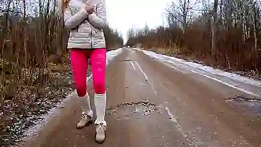Русская сучка стягивает красные штанишки и ходит по лесу голой