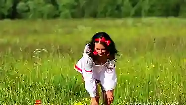 Молодая русская крестьянка показала стриптиз после сенокоса