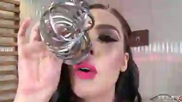 Госпожа в синем латексе Marley Brinx показывает как дрочит хуй