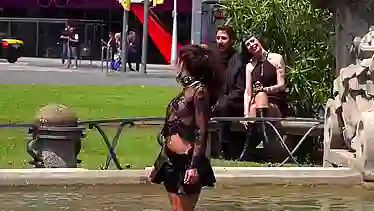 Mistress Minerva развлекается с Melody Petite на улице публично