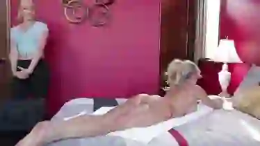 Вместо массажа девушки лижут киски. Порно видео с AJ Applegate, Brandi Love