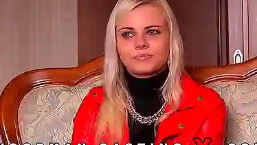 Блондинка Elina Sweet замерзла на порно кастинге и попросила халат