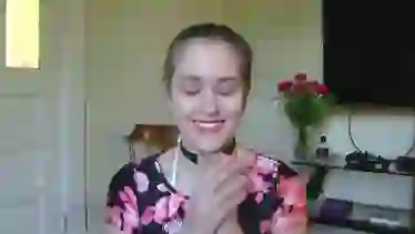 Молодая сучка Lindsey Love разделась перед веб камерой чтобы дрочить