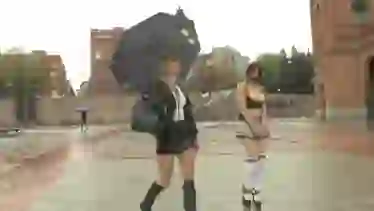 Полуголая рабыня Zenda Sexy гуляет под дождем и трахается в клубе