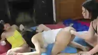 Смелый анальный фистинг с двумя руками в жопе одновременно