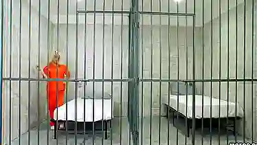Надзиратель пришел в тюрьму к молодой блондинке и стал трахать девушку