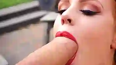 Ella Hughes любит большие члены сосать и прыгать на них пиздой