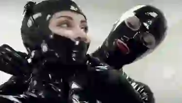 Напялила на подружку латекс костюм и начала мастурбировать письку