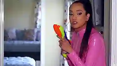 Накачанный хуеос и красивая трассексуалка трахаются в жопу