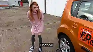 Рыжая телочка с наколками классно ебется в машине с негром