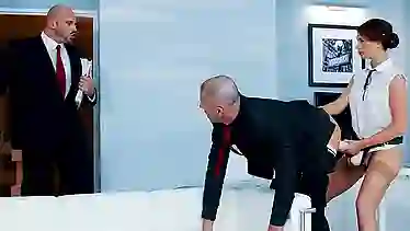 Секретарша ебет босса страпоном и отдает заму