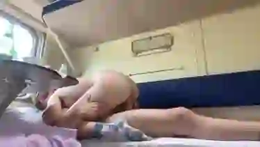 Порно русское в поезде с молодой парочкой, решившей потрахаться под стук колес