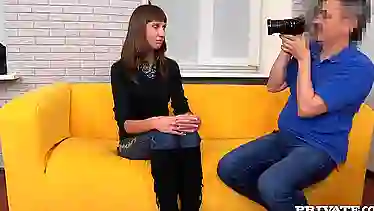 Скромная русская брюнетка разделась на кастинге и трахнулась