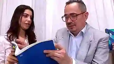 Русская студентка за зачет дает пожилому преподу в лаборантской
